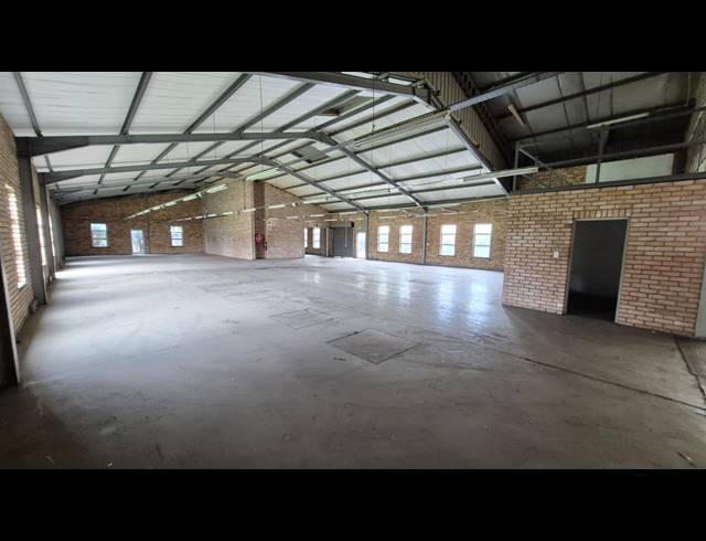 2,450M² WAREHOUSE TO LET IN APEX